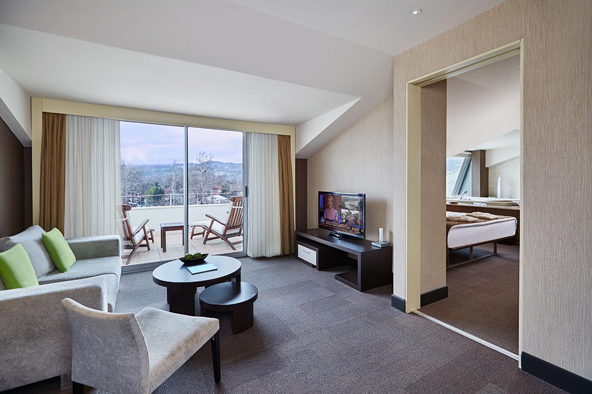 Jakuzili Senior Suite