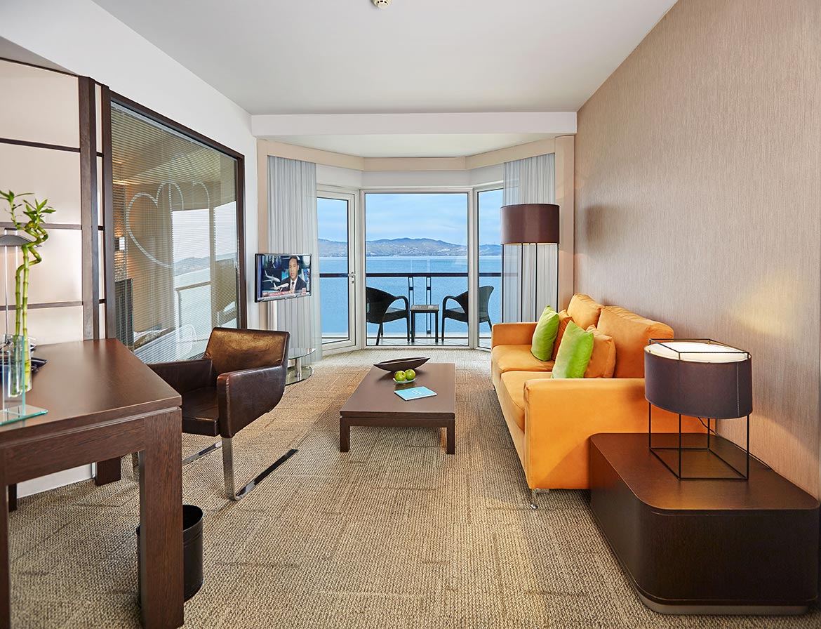 Jakuzili Senior Suite