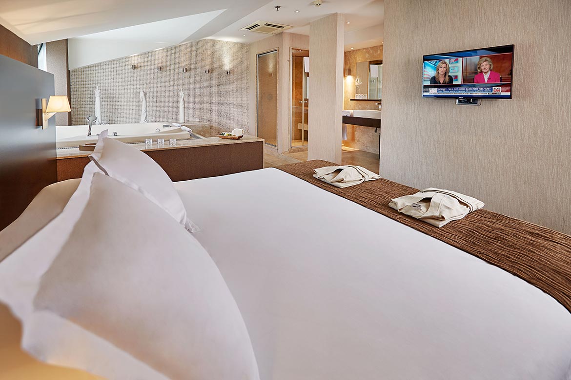 Jakuzili Senior Suite